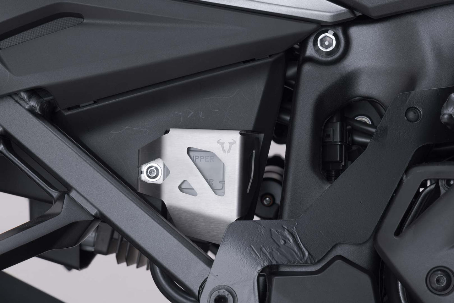 SW-MOTECH Protector del depósito de líquido de frenos Plateado. Suzuki DL1000 Honda CRF1000L/1100L.
