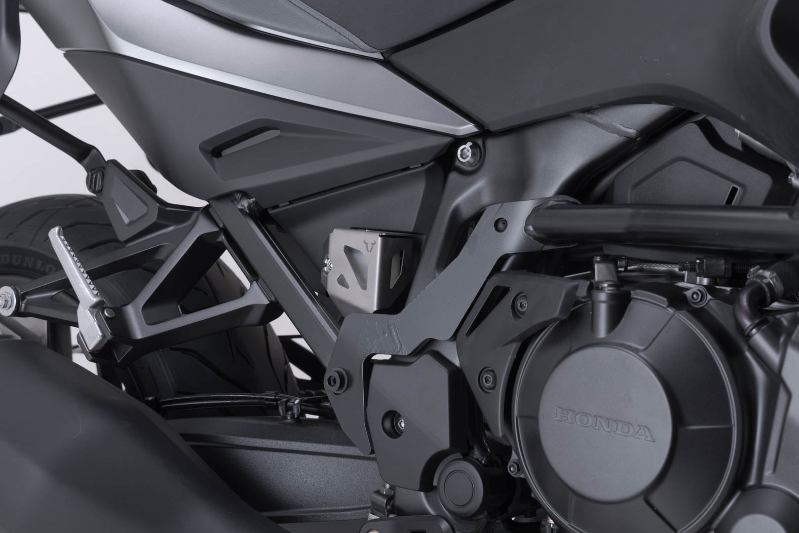 SW-MOTECH Protector del depósito de líquido de frenos Plateado. Suzuki DL1000 Honda CRF1000L/1100L.