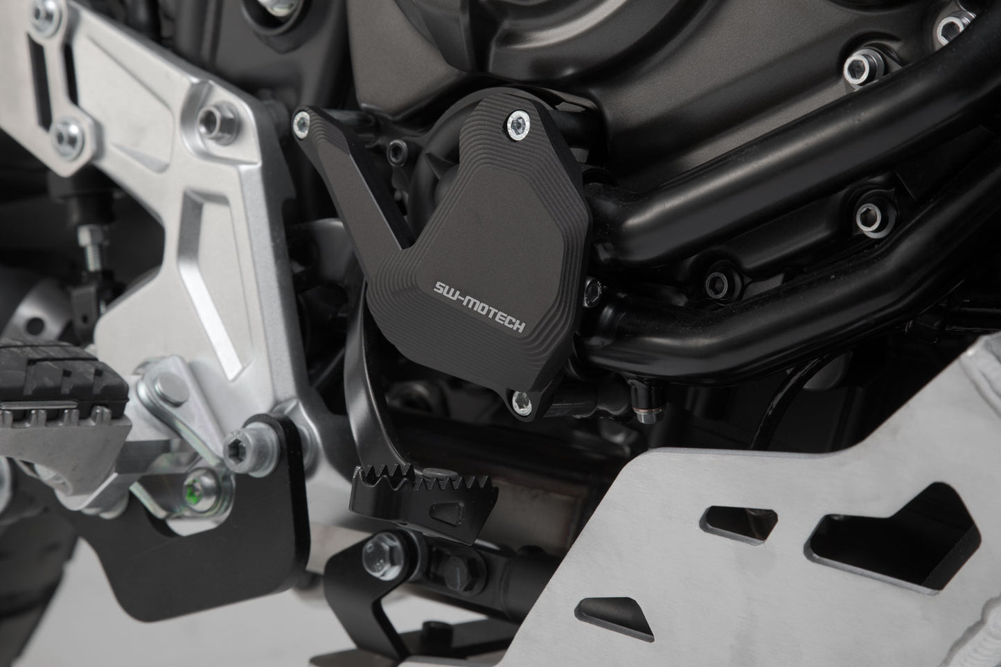 SW-MOTECH Protección de la bomba de agua Plateado/negro. Modelos Yamaha Ténéré 700 (19-).