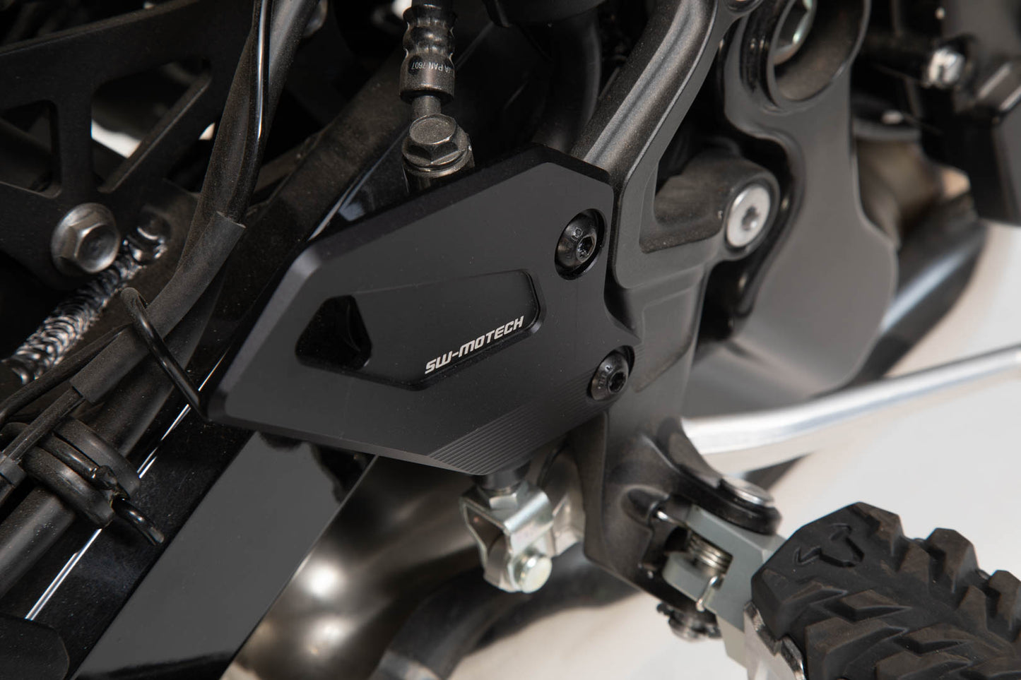 SW-MOTECH Protector de talón Negro. Kawasaki Z900RS/ Cafe / SE (17-).