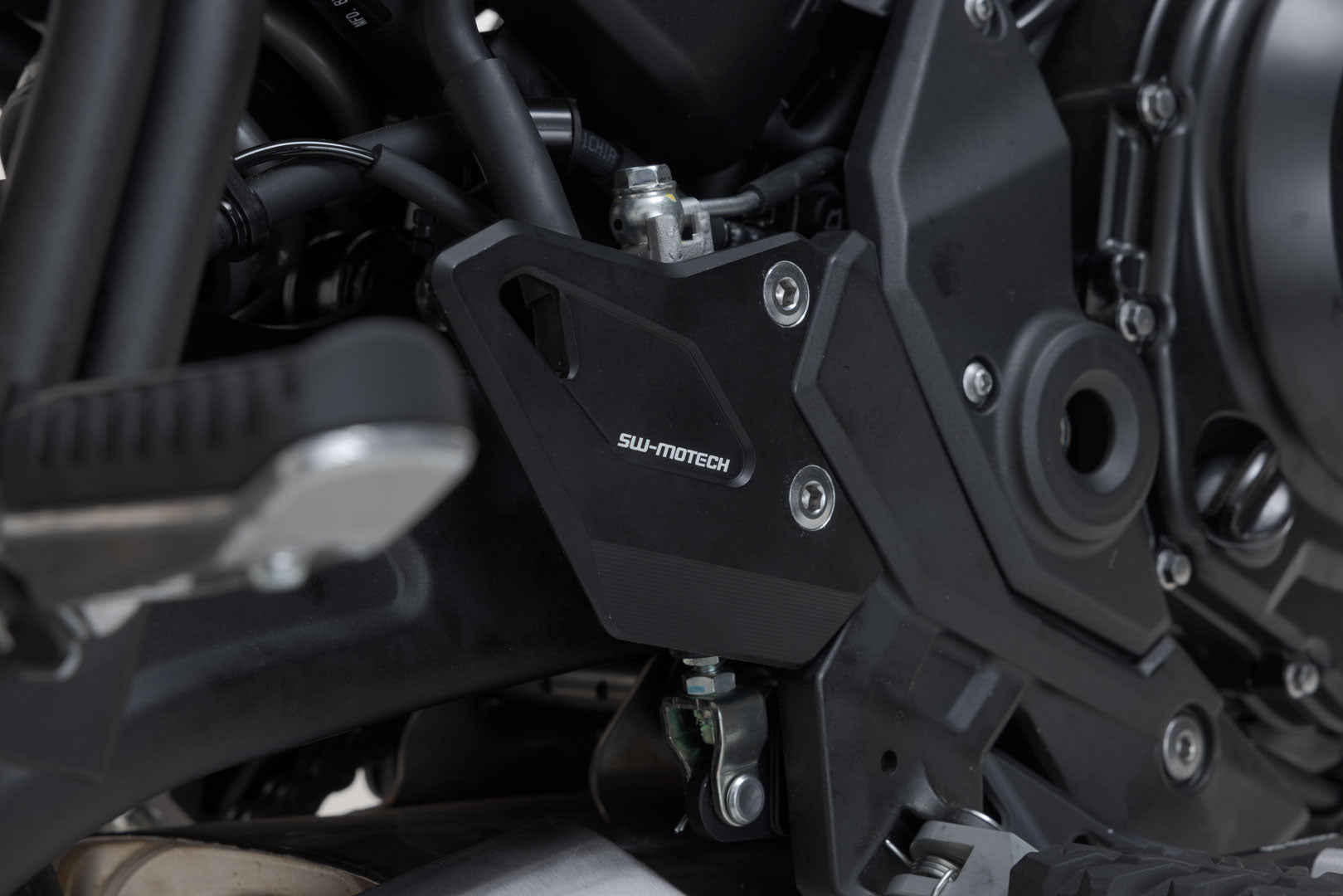 SW-MOTECH Protector de talón Negro. Kawasaki Z650RS (21-).
