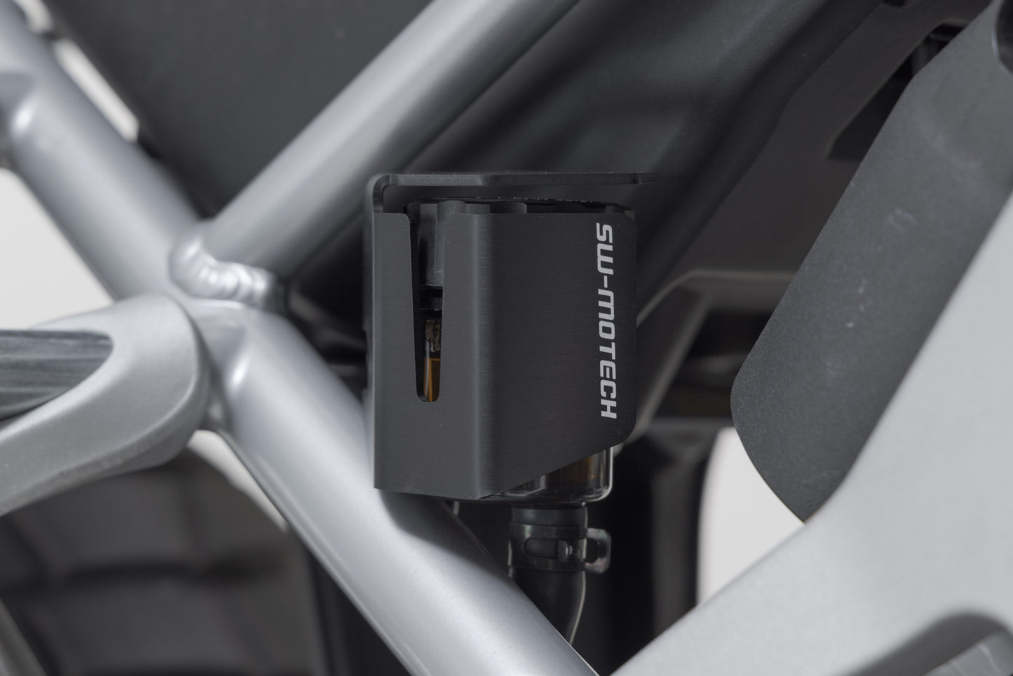 SW-MOTECH Protector del contenedor del líquido de freno Negro. Modelos Triumph Tiger 1200 (22-).