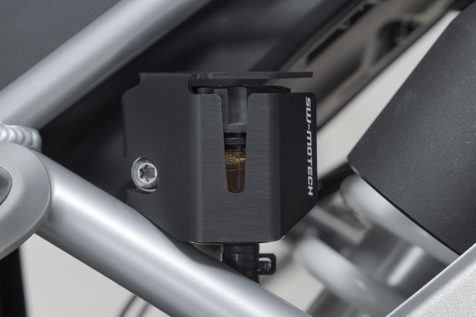 SW-MOTECH Protector del contenedor del líquido de freno Negro. Modelos Triumph Tiger 1200 (22-).