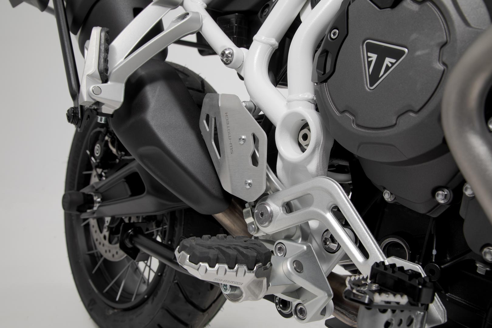 SW-MOTECH Protector de talón derecho Negro. Triumph Tiger 900/GT/Rally/Pro (19-23).