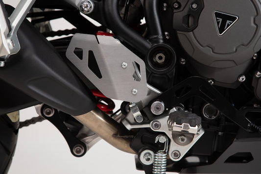 SW-MOTECH Protector de talón derecho Plateado. Triumph Tiger 900/GT/Rally/Pro (19-23).