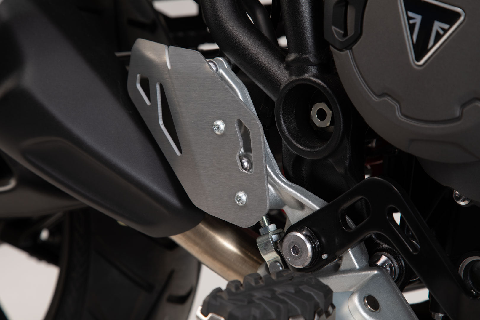 SW-MOTECH Protector de talón derecho Plateado. Triumph Tiger 900/GT/Rally/Pro (19-23).