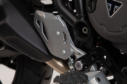 SW-MOTECH Protector de talón derecho Plateado. Triumph Tiger 900/GT/Rally/Pro (19-23).