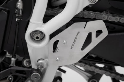SW-MOTECH Protector de talón izquierdo Negro. Triumph Tiger 900/GT/Rally/Pro (19-23).