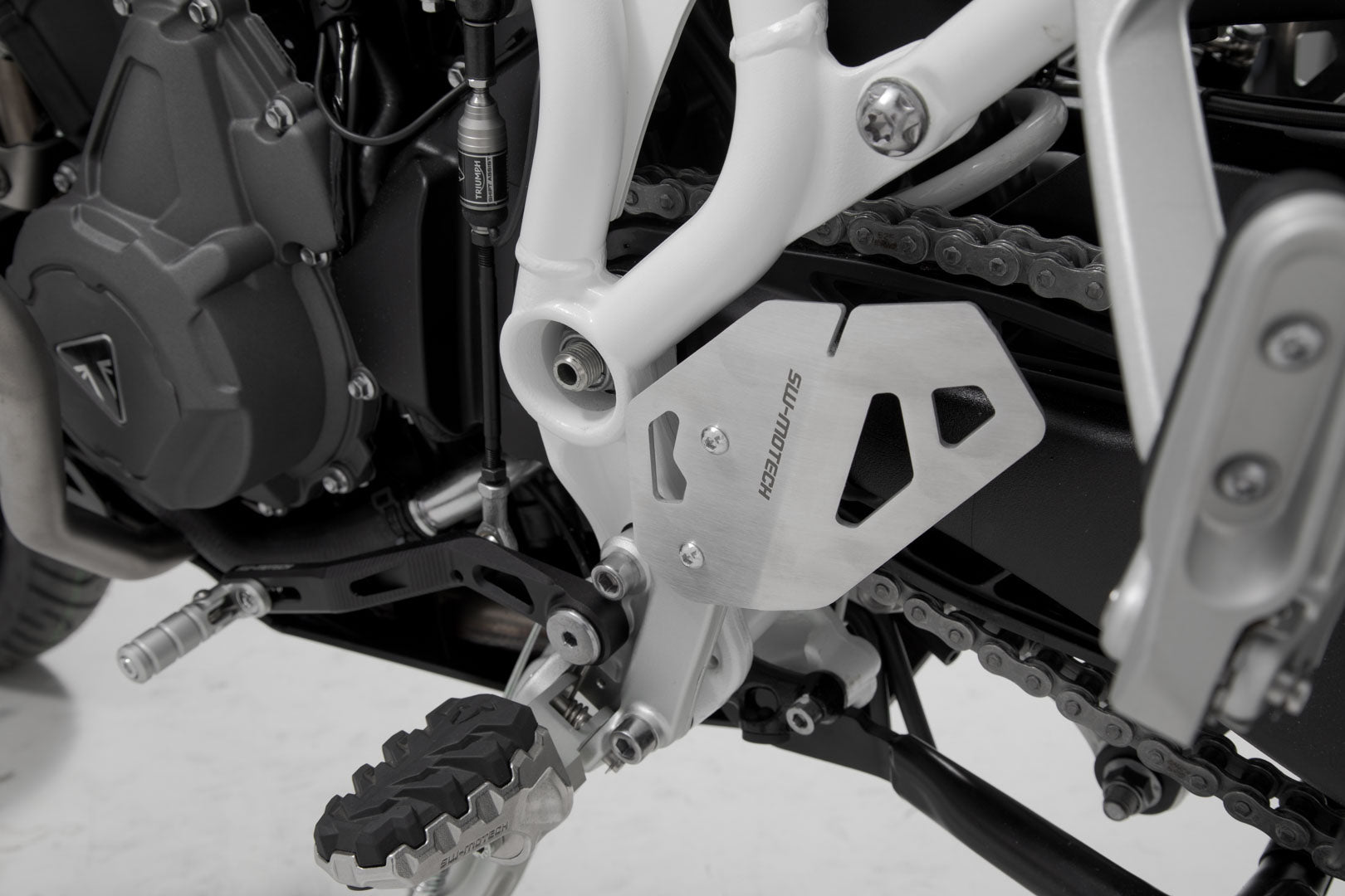 SW-MOTECH Protector de talón izquierdo Negro. Triumph Tiger 900/GT/Rally/Pro (19-23).
