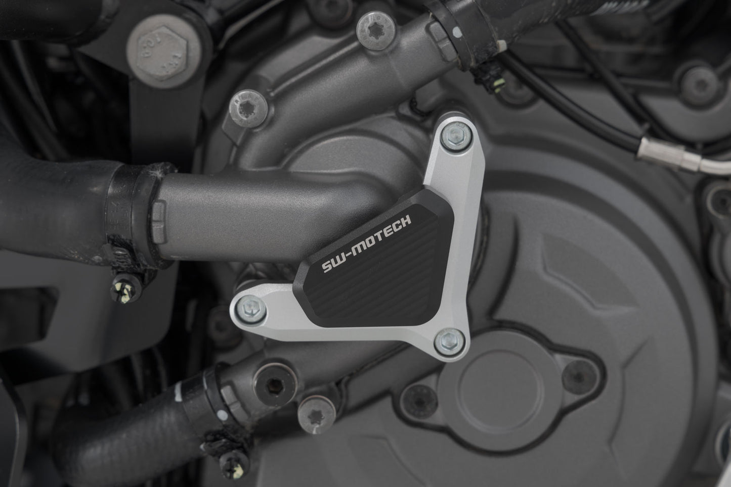 SW-MOTECH Protección de la bomba de agua Plateado/negro. Para modelos Ducati.