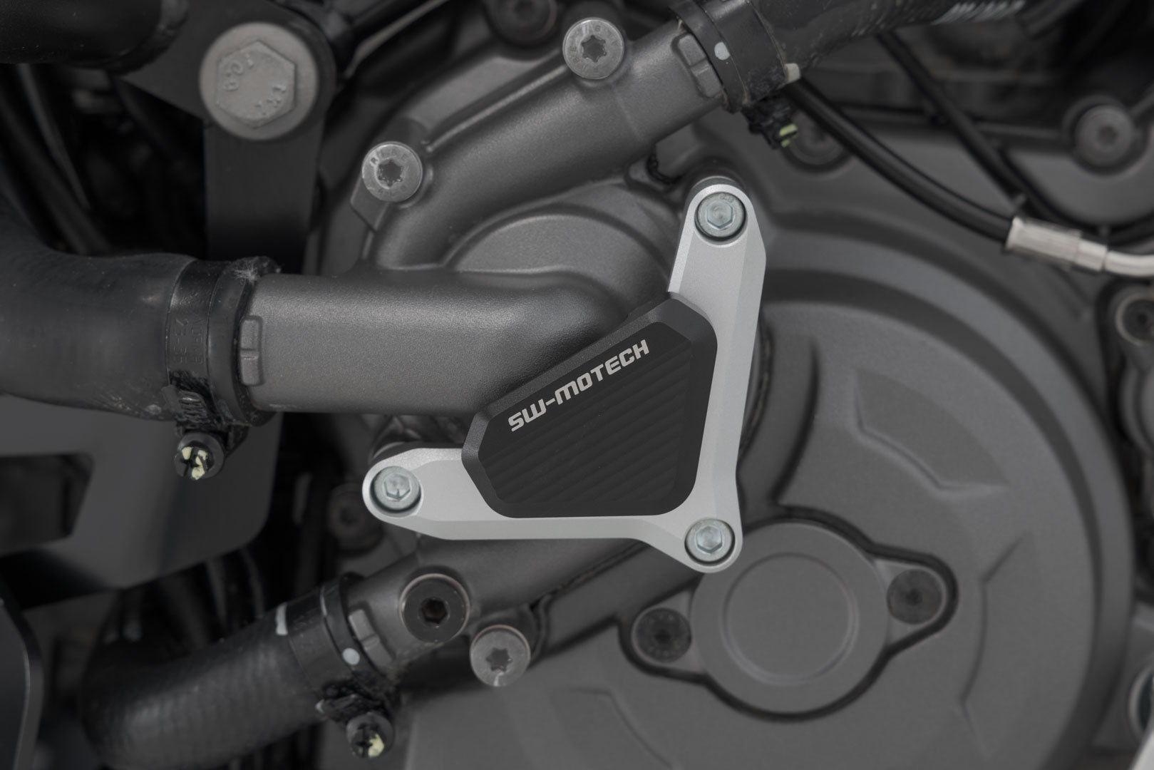 SW-MOTECH Protección de la bomba de agua Plateado/negro. Para modelos Ducati.