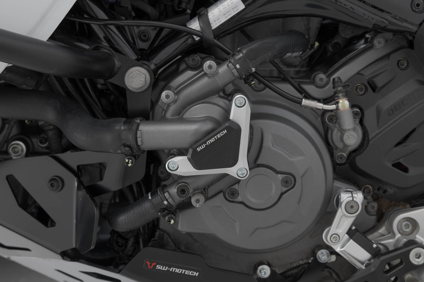 SW-MOTECH Protección de la bomba de agua Plateado/negro. Para modelos Ducati.