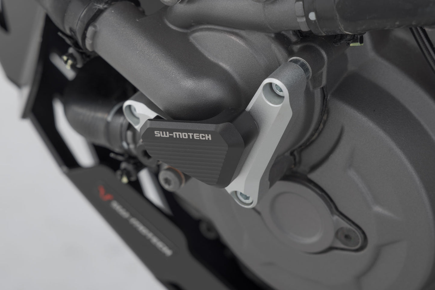 SW-MOTECH Protección de la bomba de agua Plateado/negro. Para modelos Ducati.