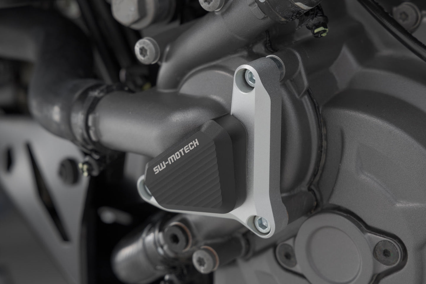 SW-MOTECH Protección de la bomba de agua Plateado/negro. Para modelos Ducati.