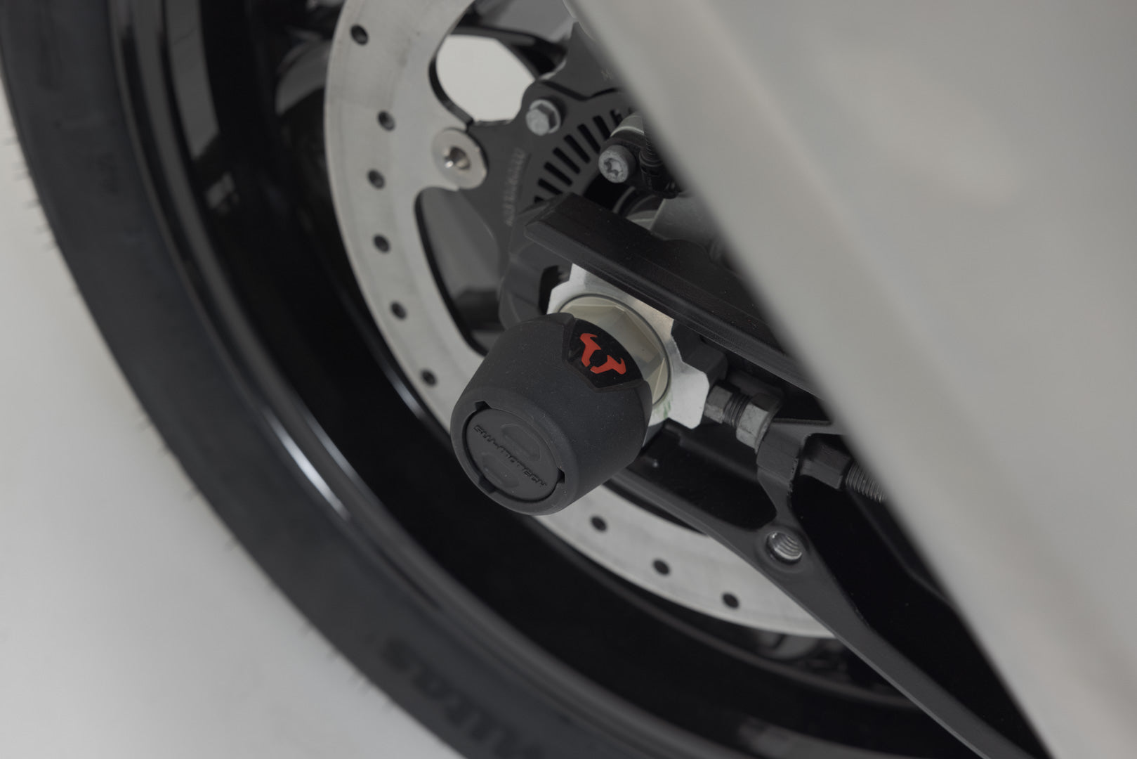 SW-MOTECH Kit de topes anticaidas para el eje trasero Negro. Modelos KTM. Husqva Svartpilen 801 (24-).