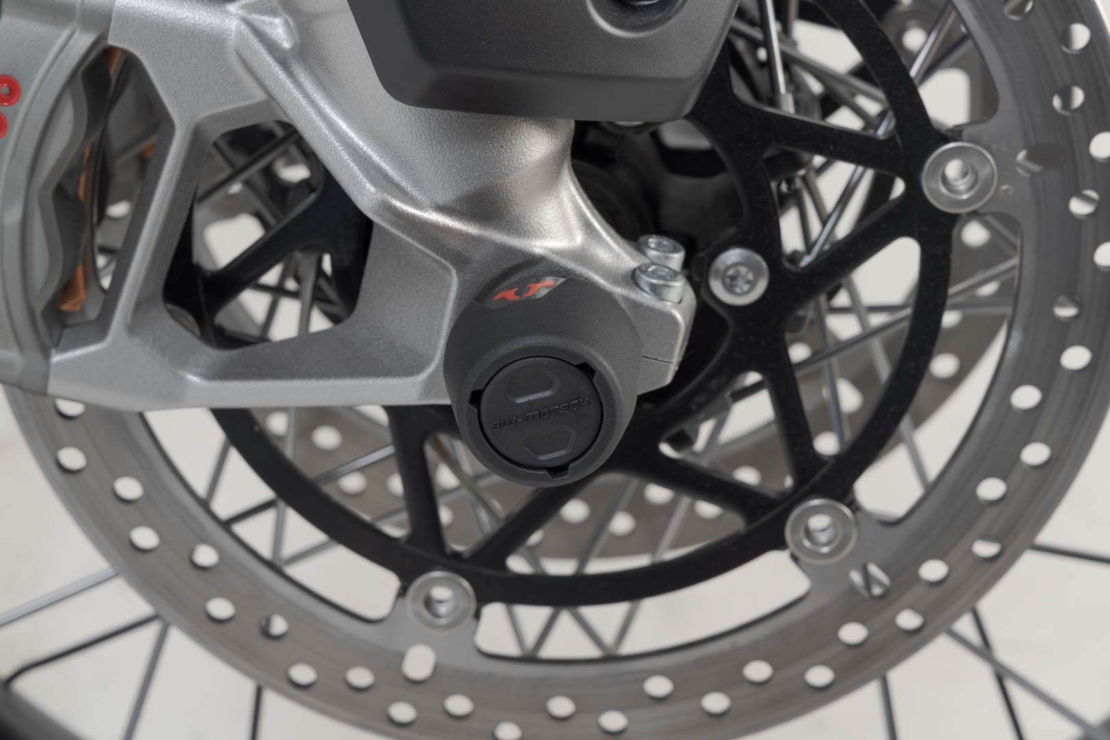 SW-MOTECH Kit de topes anticaidas para el eje trasero Negro. Modelos Suzuki Honda Triumph.