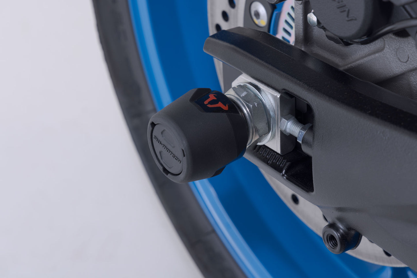 SW-MOTECH Kits de topes anticaídas para el eje trasero Negro. Suzuki GSX-8S / GSX-8R (22-).
