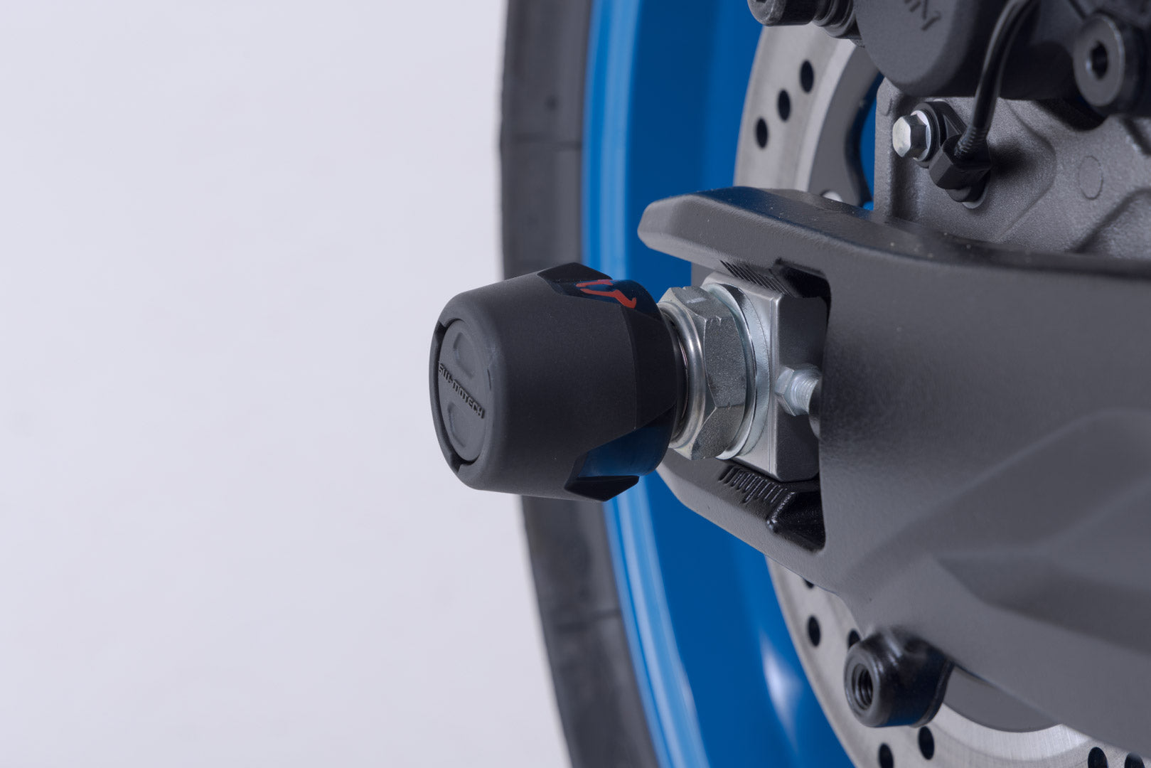 SW-MOTECH Kits de topes anticaídas para el eje trasero Negro. Suzuki GSX-8S / GSX-8R (22-).