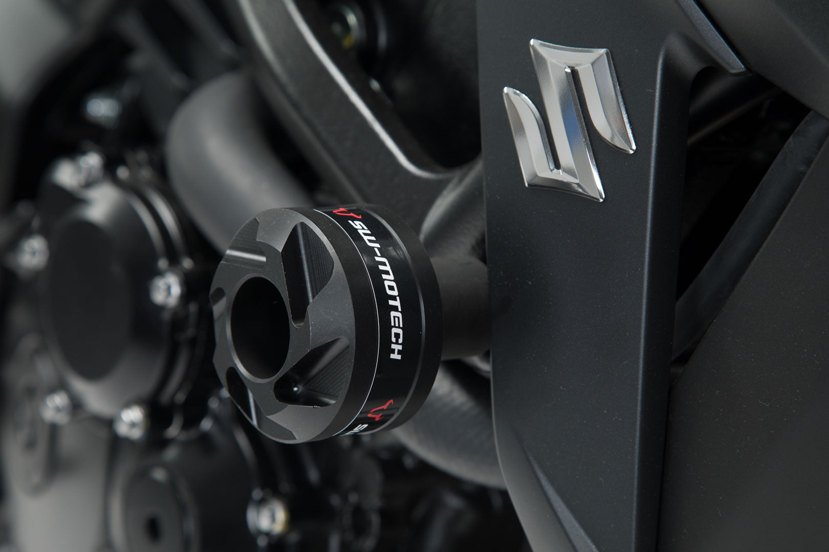 SW-MOTECH Kit de topes anticaidas Negro. Yamaha MT-03 (16-)/Suzuki GSX-S750 (17-).