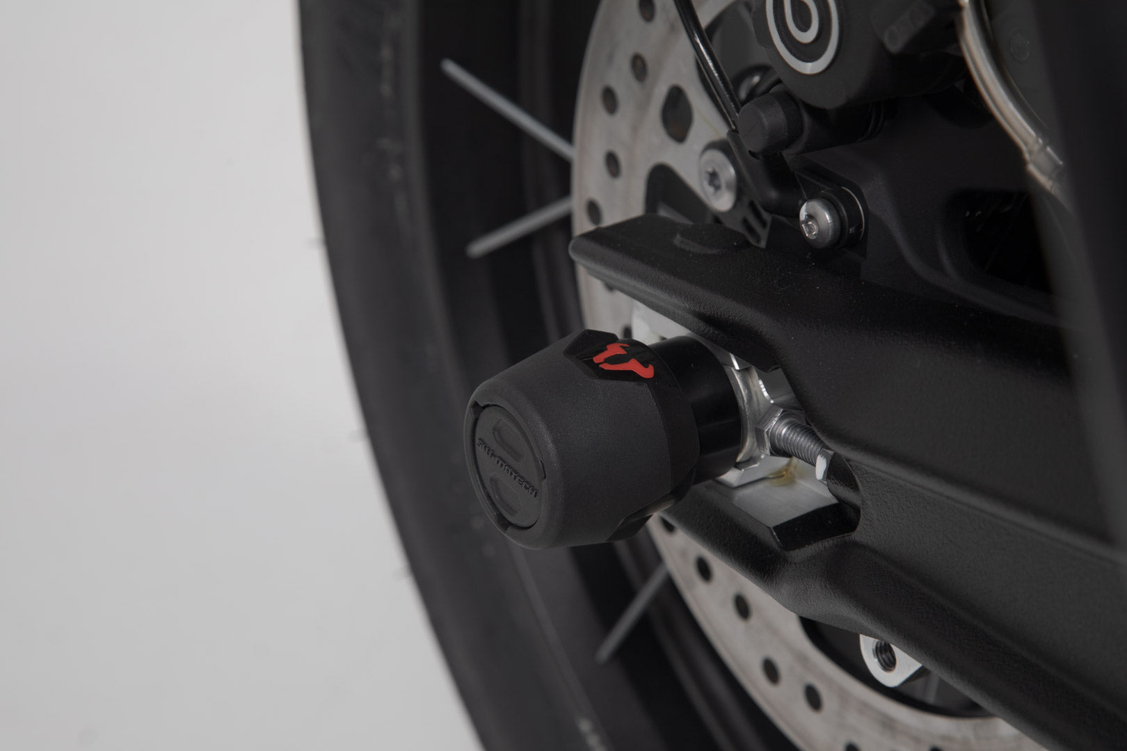 SW-MOTECH Kit de topes anticaidas para el eje trasero Negro. Triumph Tiger 800/ 900 Trident 660.