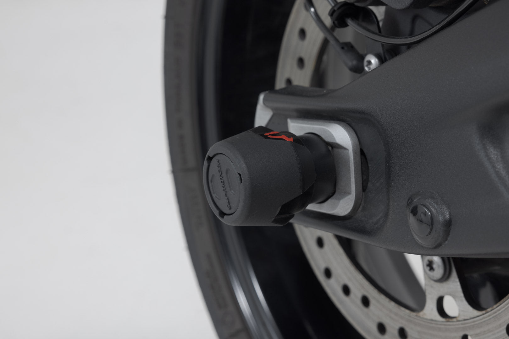SW-MOTECH Kit de topes anticaidas para el eje trasero Negro. Daytona Trident Tiger 660 X-Cape 650.