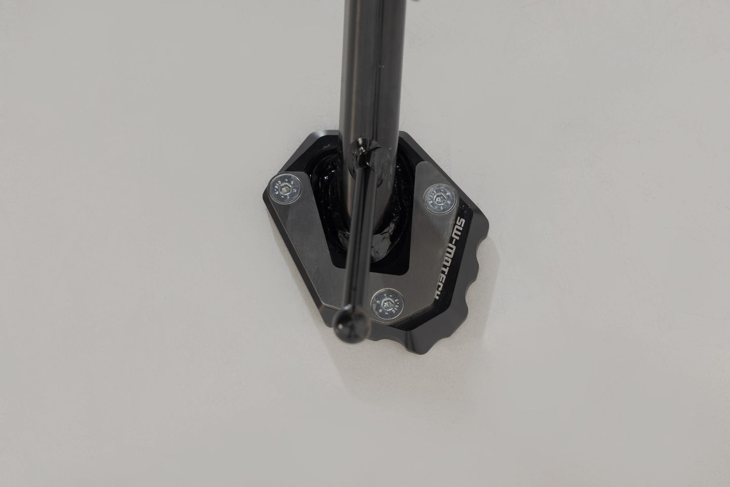 SW-MOTECH Extension para caballete lateral Negro/plateado. Modelos Honda.