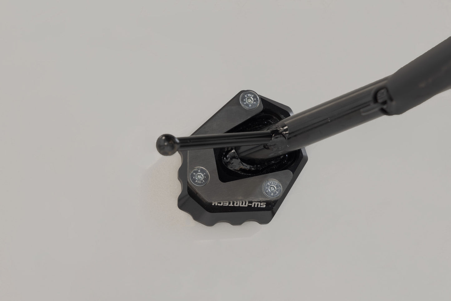 SW-MOTECH Extension para caballete lateral Negro/plateado. Modelos Honda.