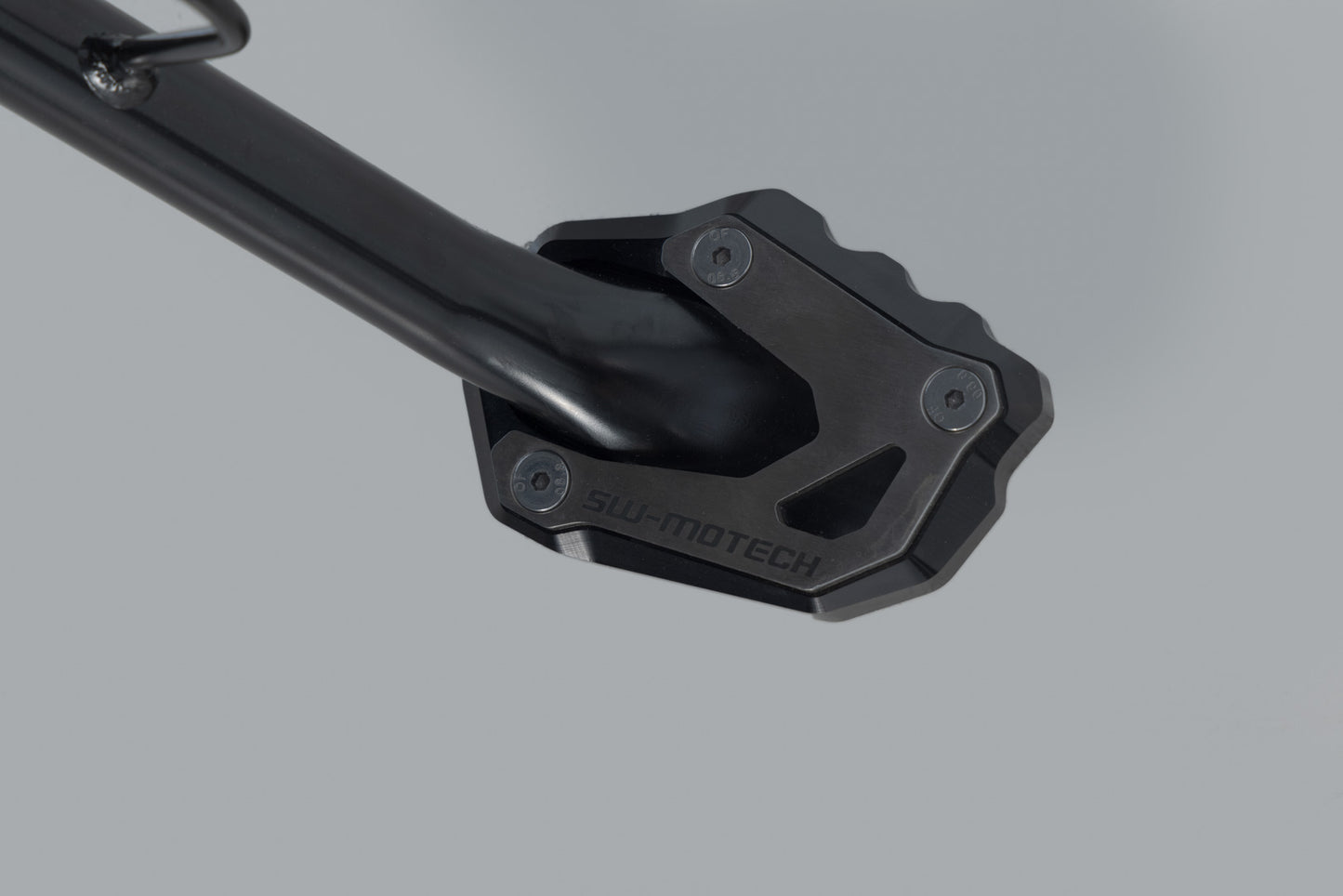 SW-MOTECH Extensión para caballete lateral Negro/plateado. Modelos Suzuki.