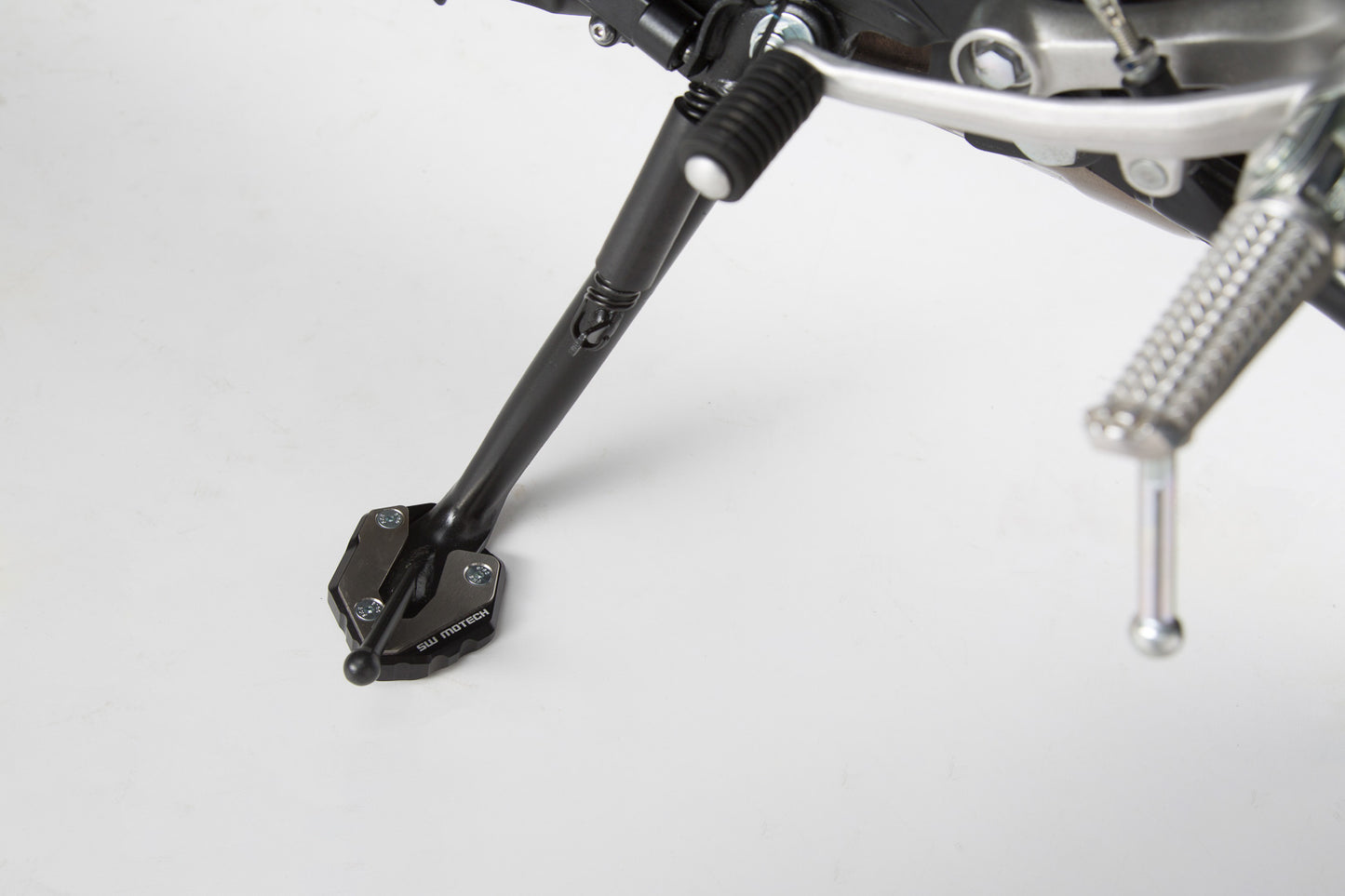 SW-MOTECH Extension para caballete lateral Negro/Plateado. Yamaha MT-09 Tracer XSR900/Abart.