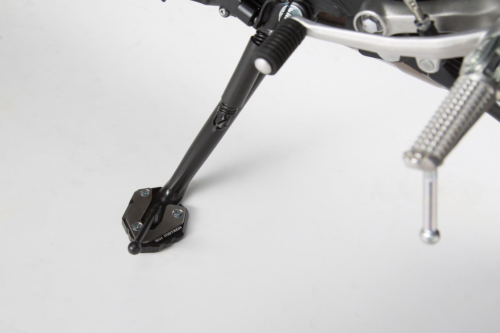 SW-MOTECH Extension para caballete lateral Negro/Plateado. Yamaha MT-09 Tracer XSR900/Abart.