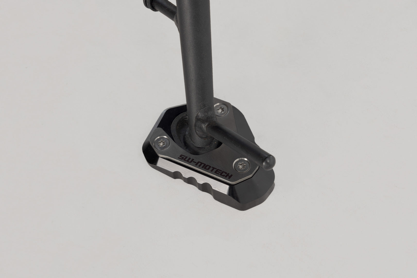 SW-MOTECH Extension para caballete lateral Negro/plateado. Kawasaki Z650/S/RS Ninja 650.