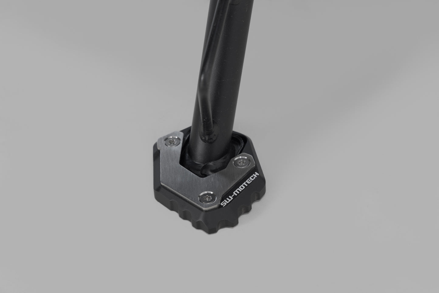 SW-MOTECH Extension para caballete lateral Negro/plateado. CFMoto 300NK / 800MT / 800MT-X.