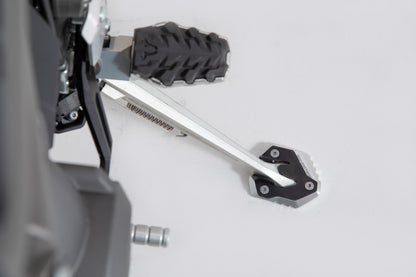SW-MOTECH Extension para caballete lateral Negro/plateado. Modelos Tiger 800 XC/XR (17-).