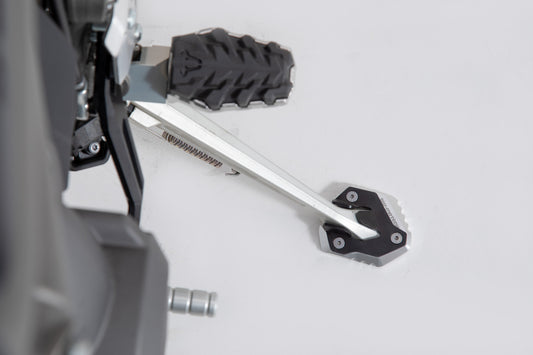 SW-MOTECH Extension para caballete lateral Negro/plateado. Modelos Tiger 800 XC/XR (17-).