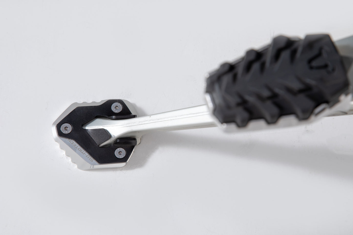 SW-MOTECH Extension para caballete lateral Negro/plateado. Modelos Tiger 800 XC/XR (17-).