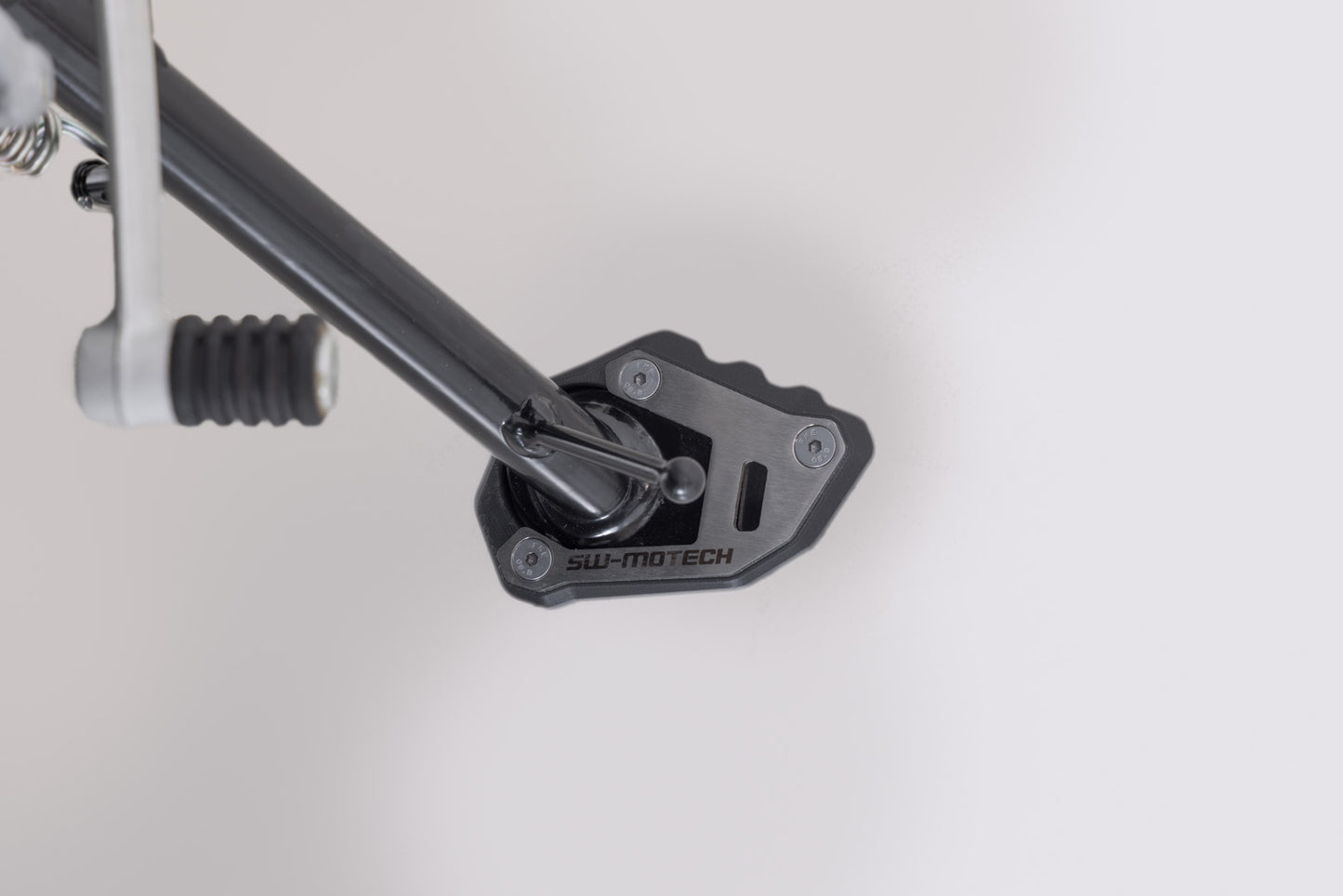 SW-MOTECH Extensión para caballete lateral Negro/Plateado. Trium Speed 400/Scrambler 400X/XC.