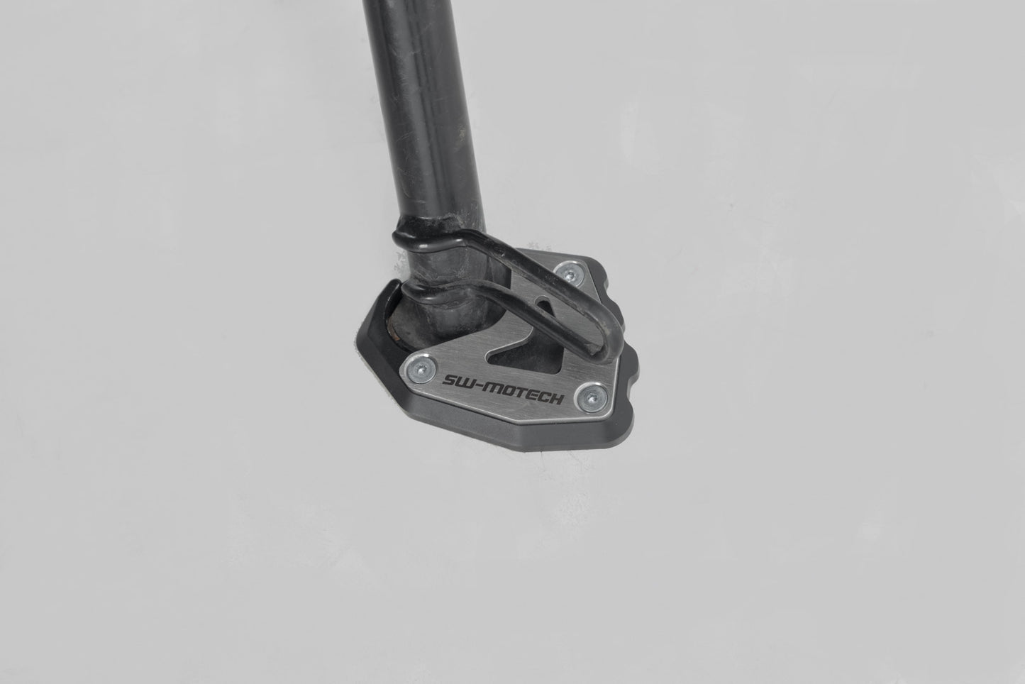 SW-MOTECH Extension para caballete lateral Negro/plateado. Triumph Trident 660 (21-24).