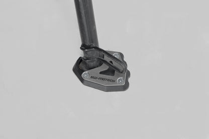 SW-MOTECH Extension para caballete lateral Negro/plateado. Triumph Trident 660 (21-24).