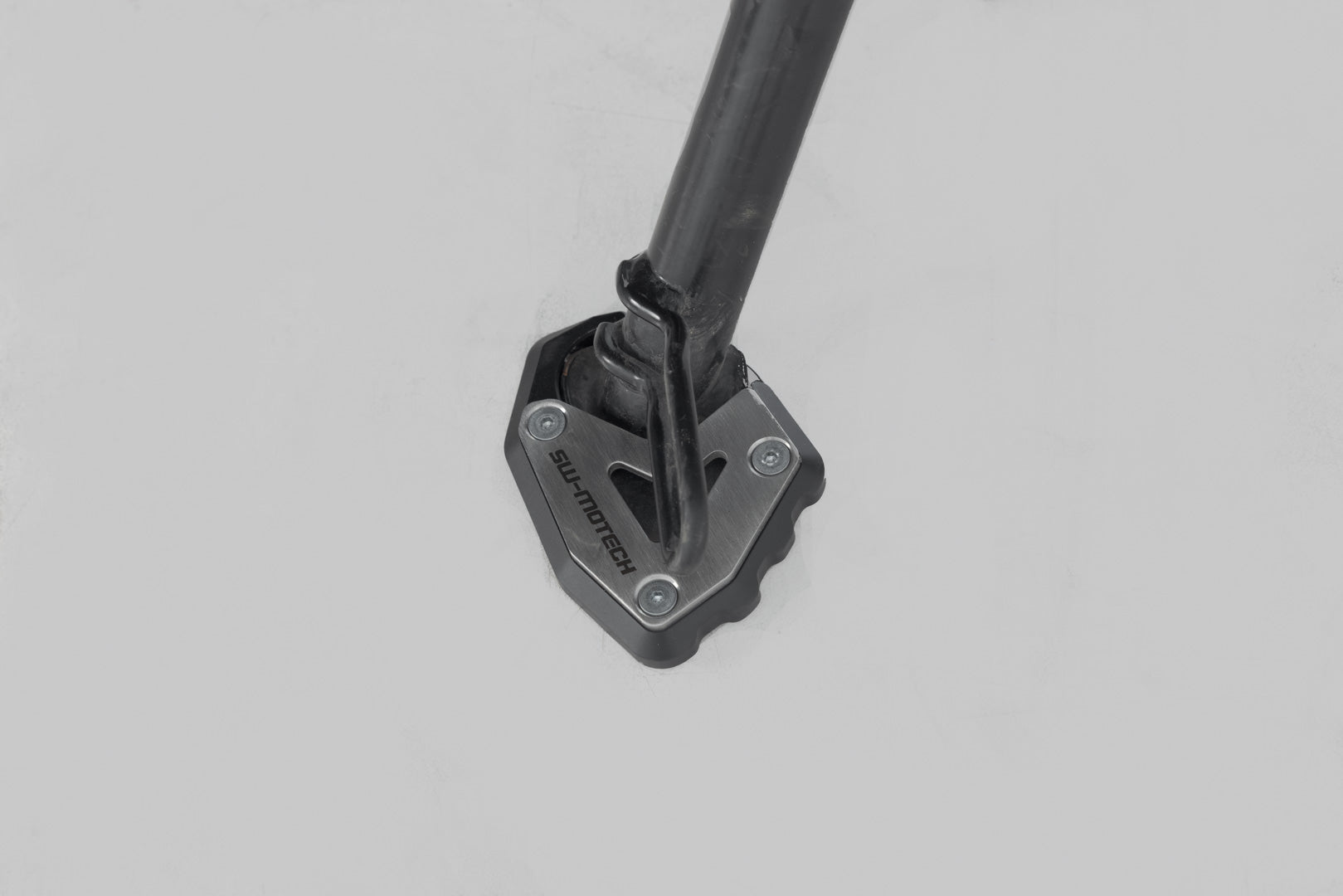 SW-MOTECH Extension para caballete lateral Negro/plateado. Triumph Trident 660 (21-24).