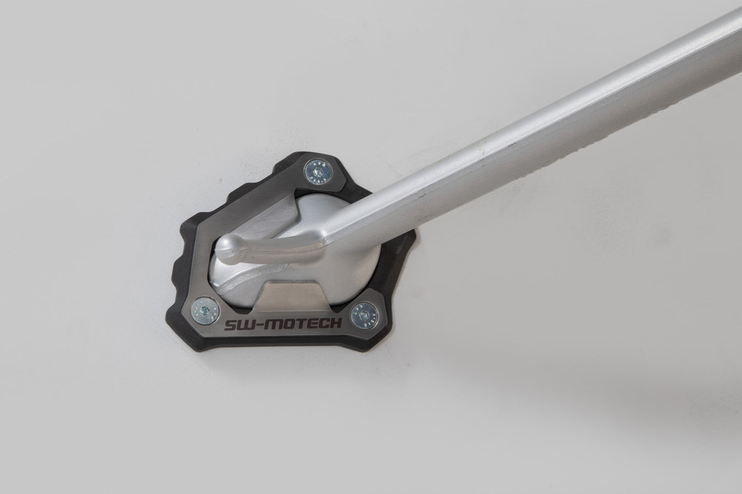 SW-MOTECH Extension para caballete lateral Negro/plateado. Modelos Triumph 1200 (18-).