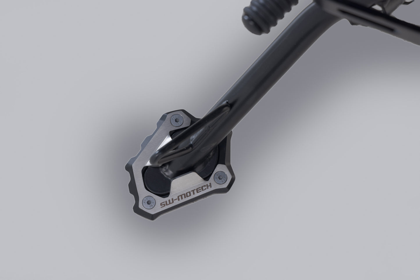 SW-MOTECH Extension para caballete lateral Negro/plateado. Triumph Scrambler 1200 X (23-).