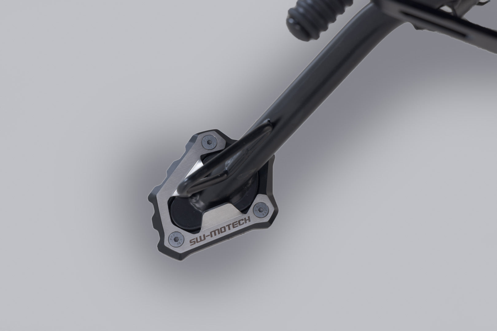 SW-MOTECH Extension para caballete lateral Negro/plateado. Triumph Scrambler 1200 X (23-).