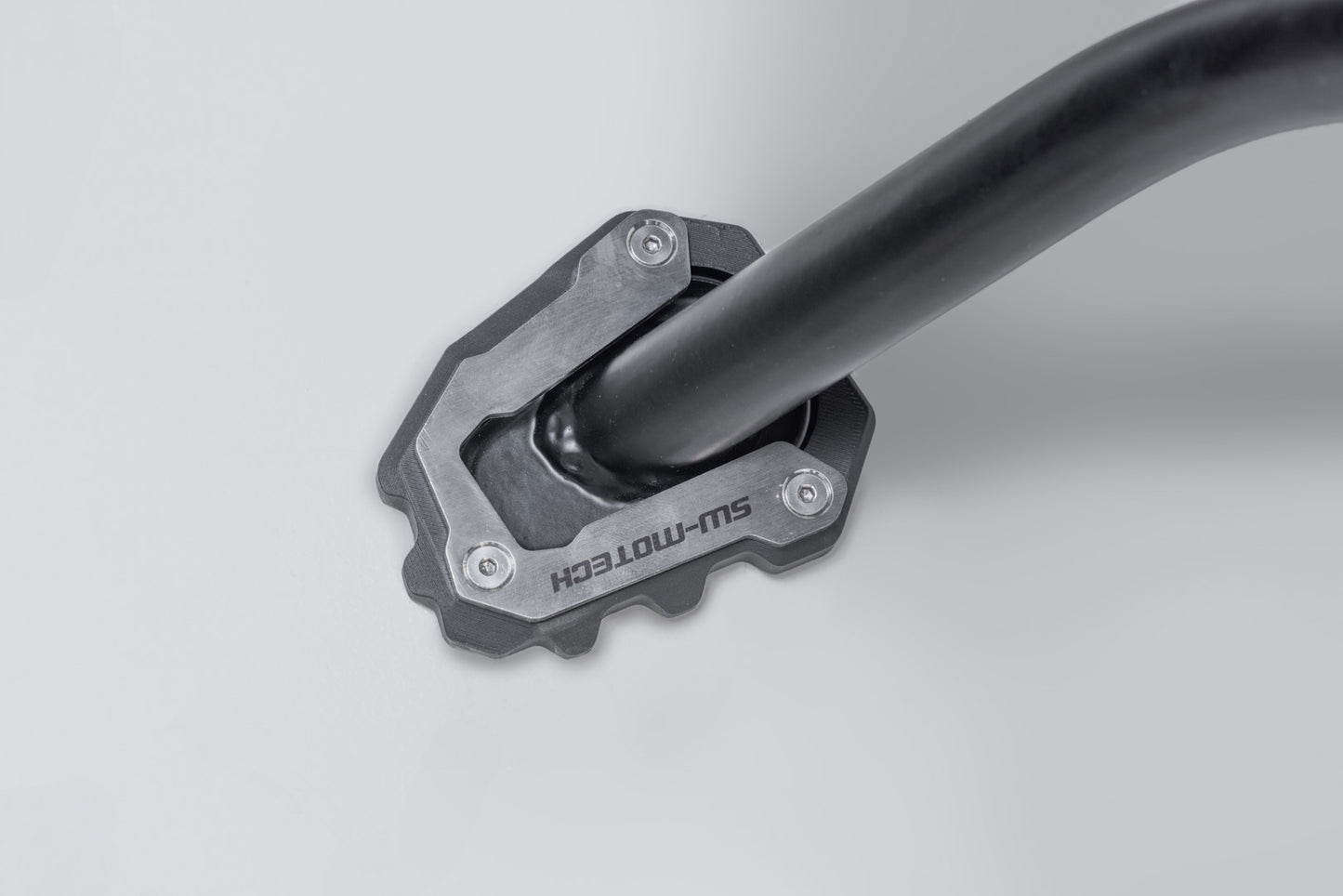 SW-MOTECH Extension para caballete lateral Negro/plateado. Triumph Tiger Sport 660/800 (24-).