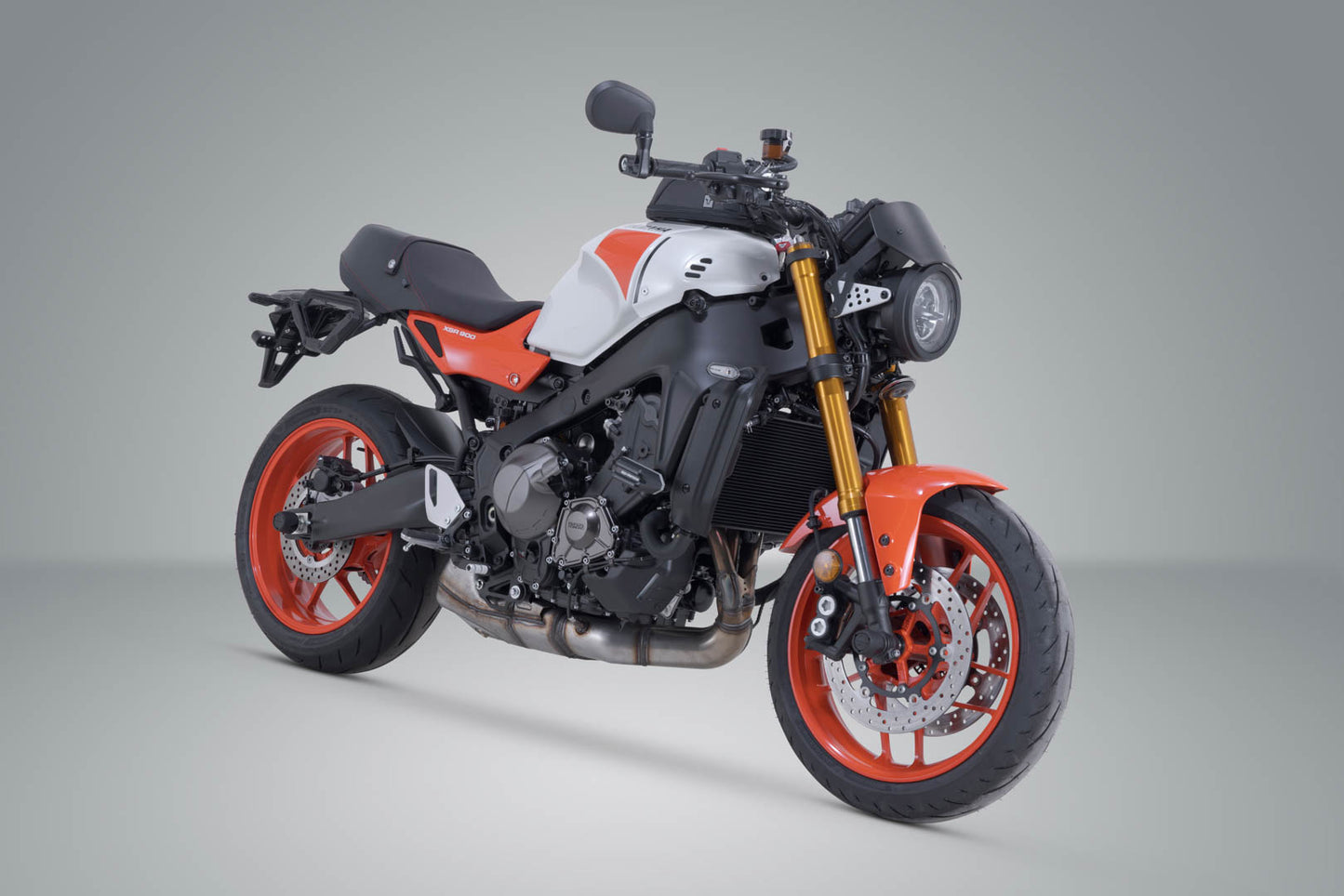 SW-MOTECH Soporte lateral derecho V-LOC Yamaha XSR900 (21-) XSR900 GP (23-).