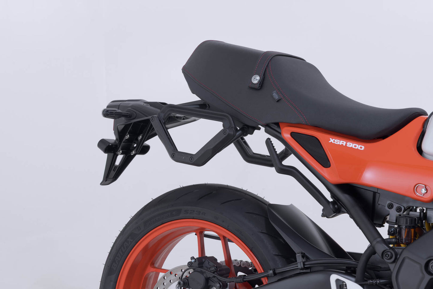 SW-MOTECH Soporte lateral derecho V-LOC Yamaha XSR900 (21-) XSR900 GP (23-).