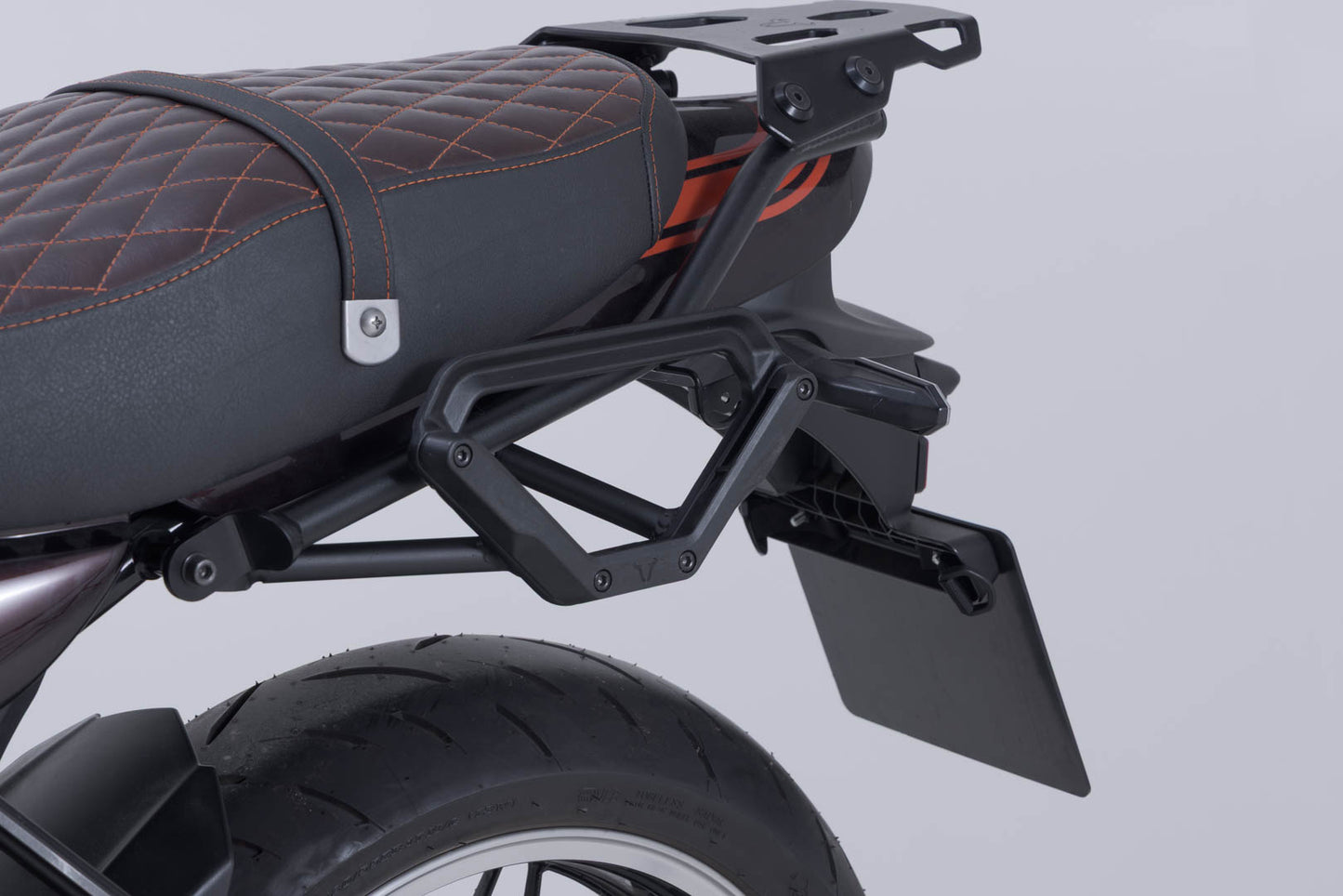 SW-MOTECH Soporte lateral izquierdo V-LOC Kawasaki Z900RS/ Cafe/ SE (17-) 50th Anni. (22-).