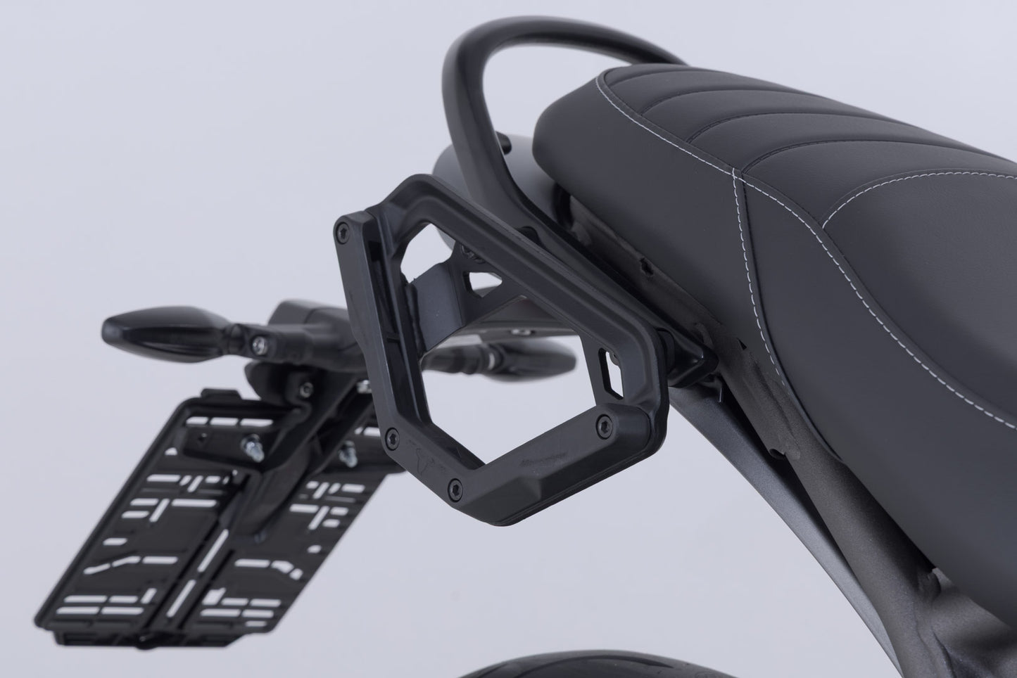 SW-MOTECH Soporte lateral derecho V-LOC Triumph Speed 400/ Scrambler 400 X (23-).