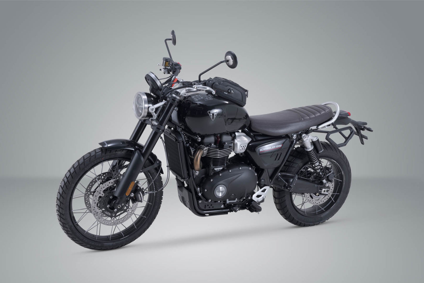 SW-MOTECH Soporte lateral izquierdo V-LOC Triumph Scrambler 1200 XC/XE (18-) X/XE (23-).