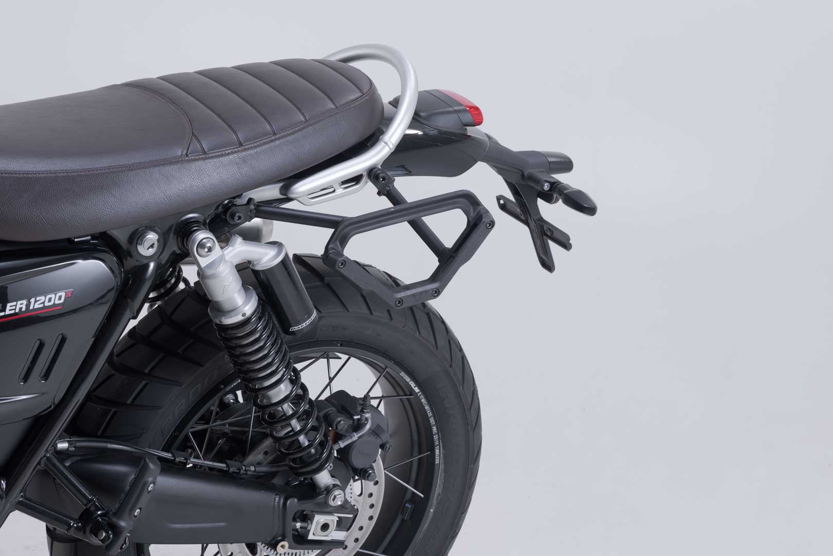 SW-MOTECH Soporte lateral izquierdo V-LOC Triumph Scrambler 1200 XC/XE (18-) X/XE (23-).