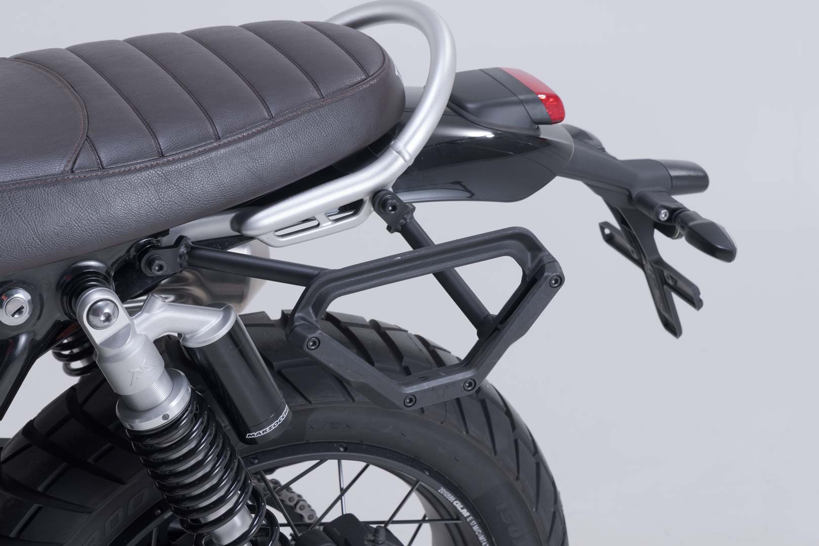 SW-MOTECH Soporte lateral izquierdo V-LOC Triumph Scrambler 1200 XC/XE (18-) X/XE (23-).